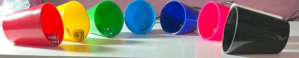 Dubito (Giochi Uniti) - il set si compone di 8 bicchieri colorati e 5 dadi per ciascuno di essi