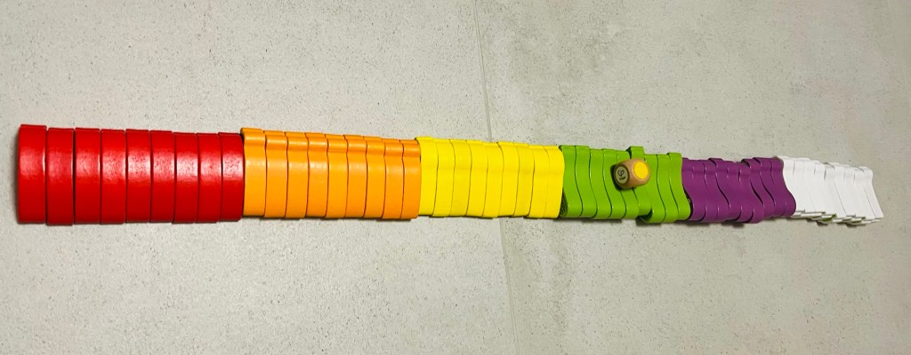 Gioco in legno Torre di Verdure di Hape: colorati ortaggi impilabili in equilibrio, perfetti per sviluppare la coordinazione e la motricità fine dei bambini