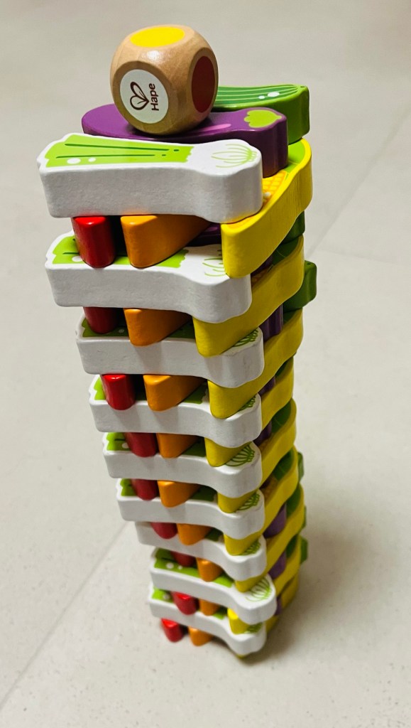 Giochi da tavolo per bambini dai 3 nanni - Torre di verdure. Pezzi colorati che la compongono:carote, mais, peperoncino, melanzane, aglio. Materiale:legno